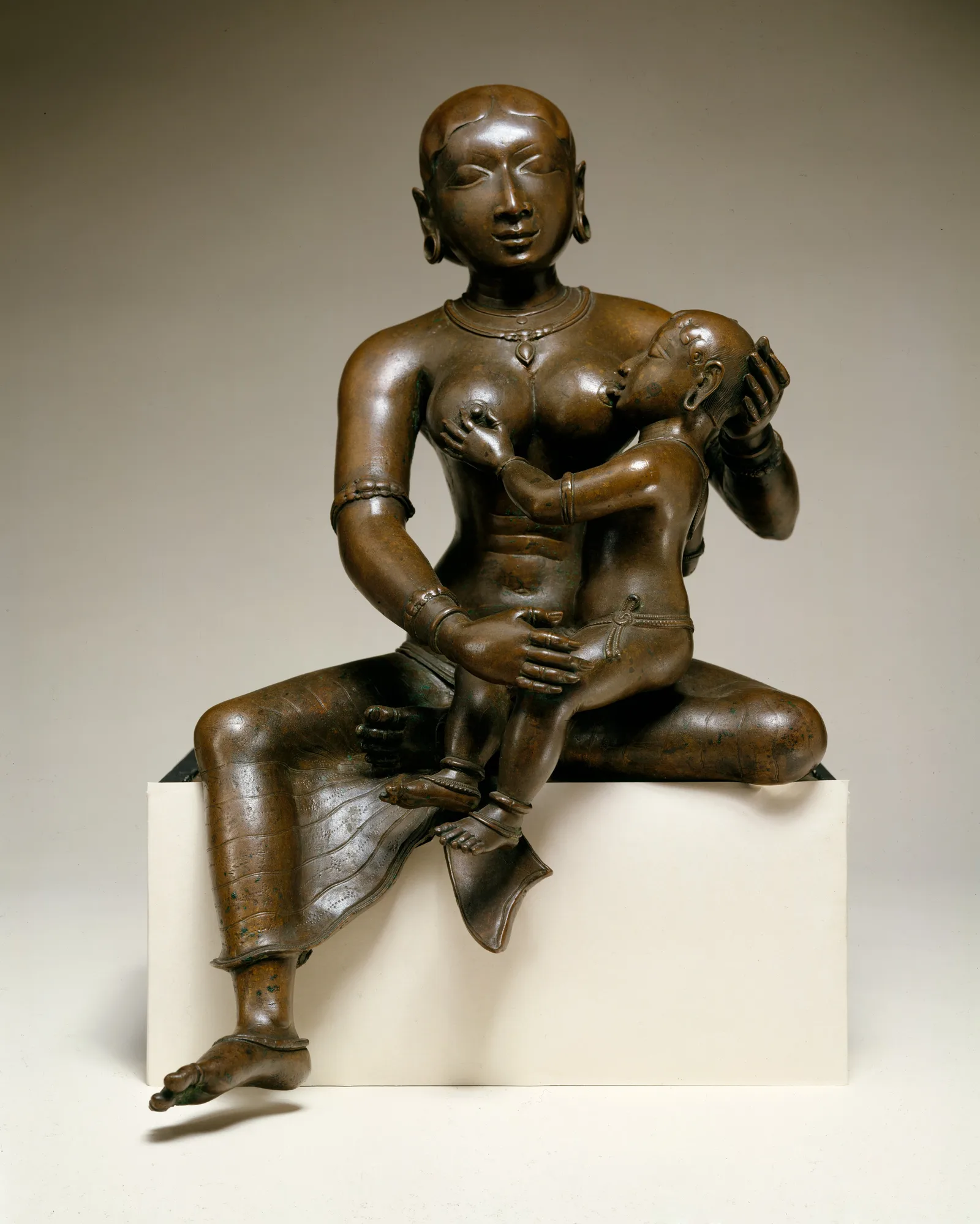 Bronzeskulptur der Yashoda mit dem Kind Krishna, Tamil Nadu, frühes 12. Jahrhundert