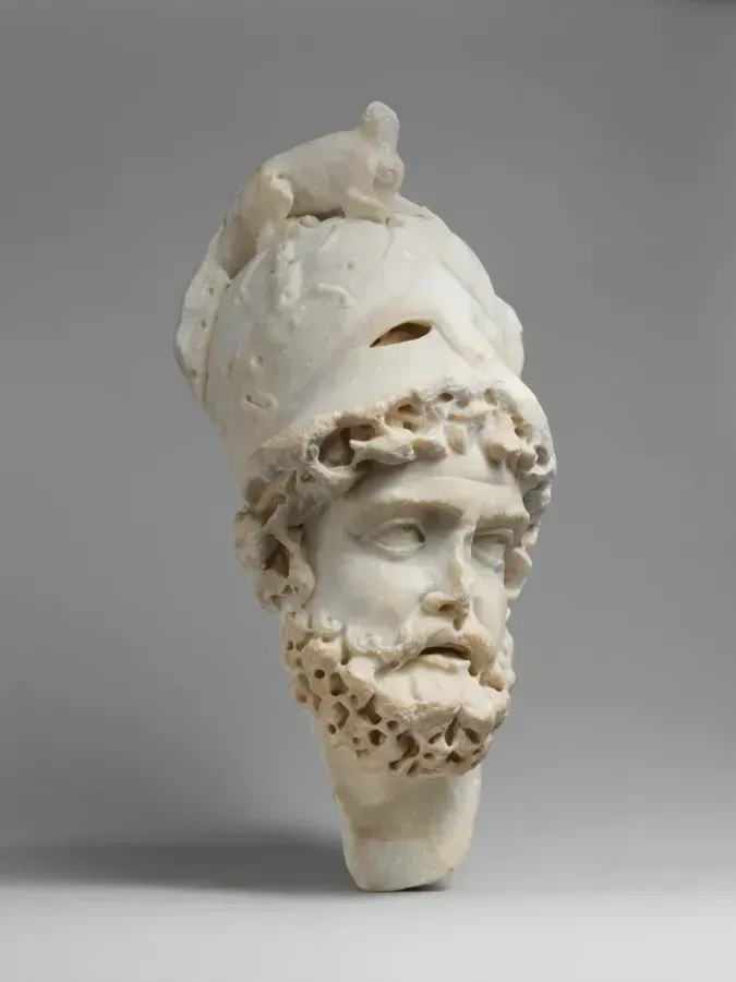 Marmorrelief mit dem Kopf des Mars, des römischen Kriegsgottes, mit Helm
