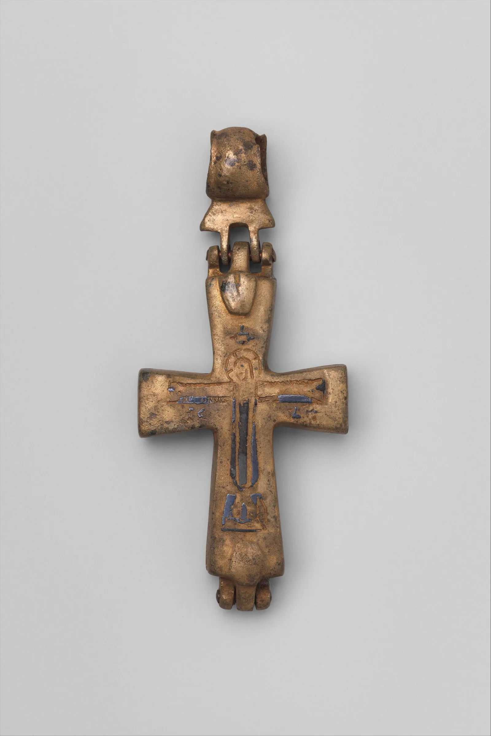 Byzantinisches Brustkreuz-Reliquiar aus Kupferlegierung mit Niello, an zwei Hälften aufklappbar, 11. Jahrhundert