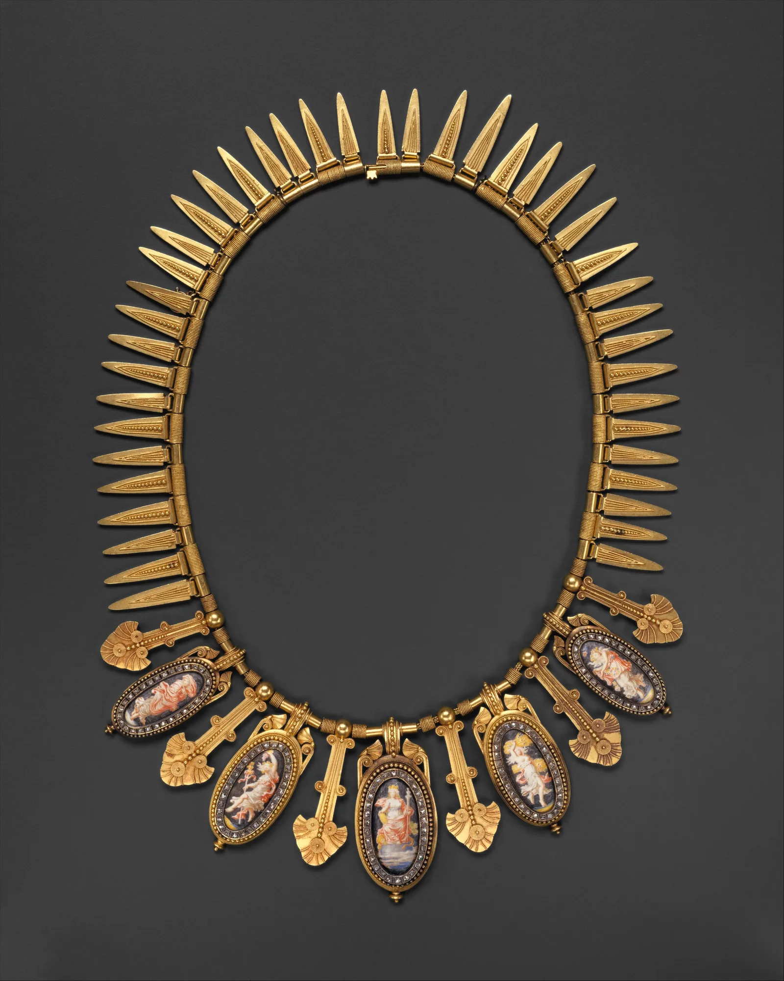 Largo collar de oro con esmalte y diamantes y extremos colgando libremente, obra de Eugène Fontenay, hacia 1870