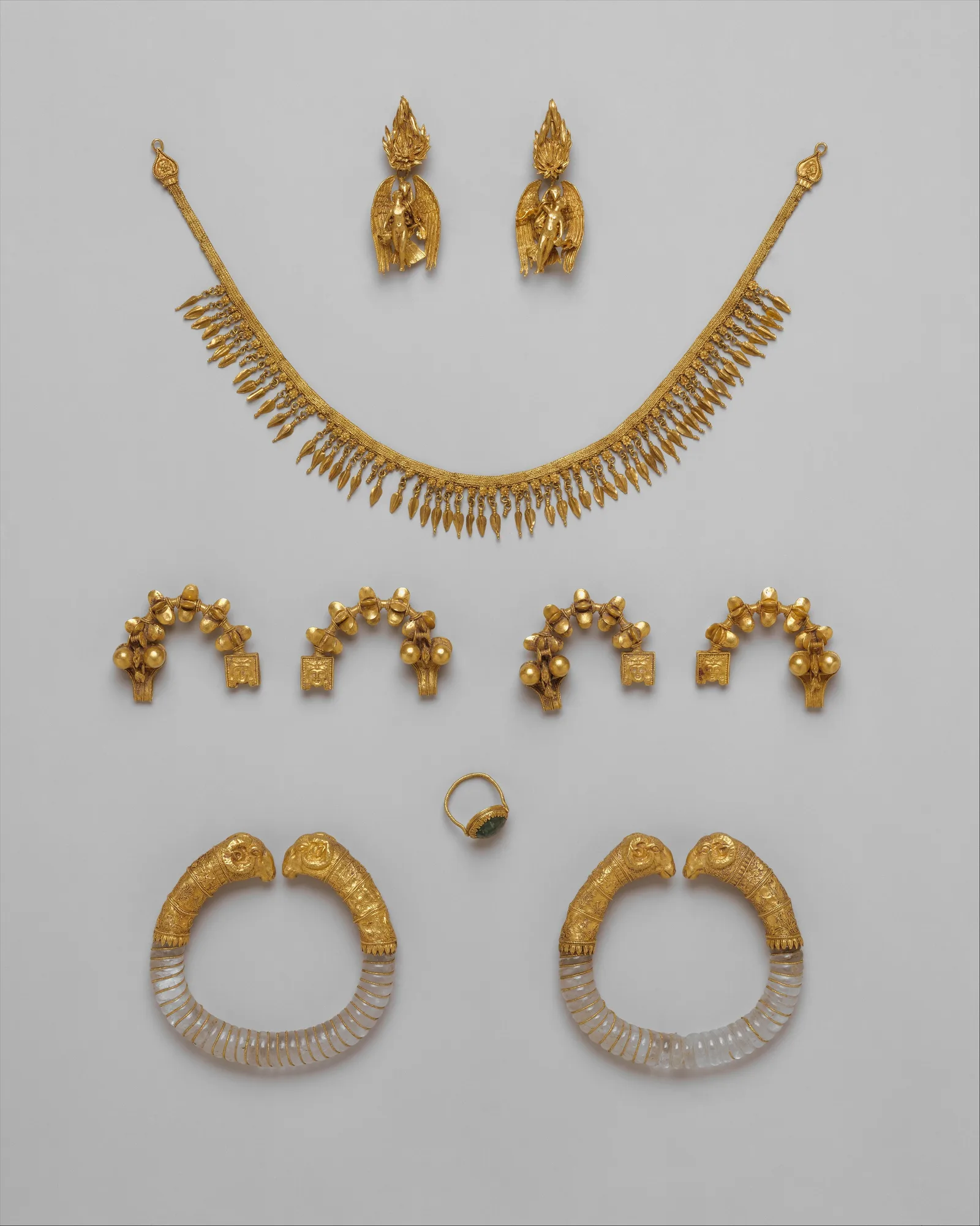 Cadena de oro trenzada tipo cinta con colgantes de hayuco en los extremos, obra griega, hacia el año 300 antes de nuestra era