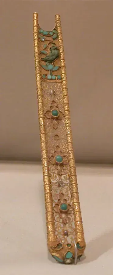 Antiker Goldschmuck mit Einlage aus blauem Türkis