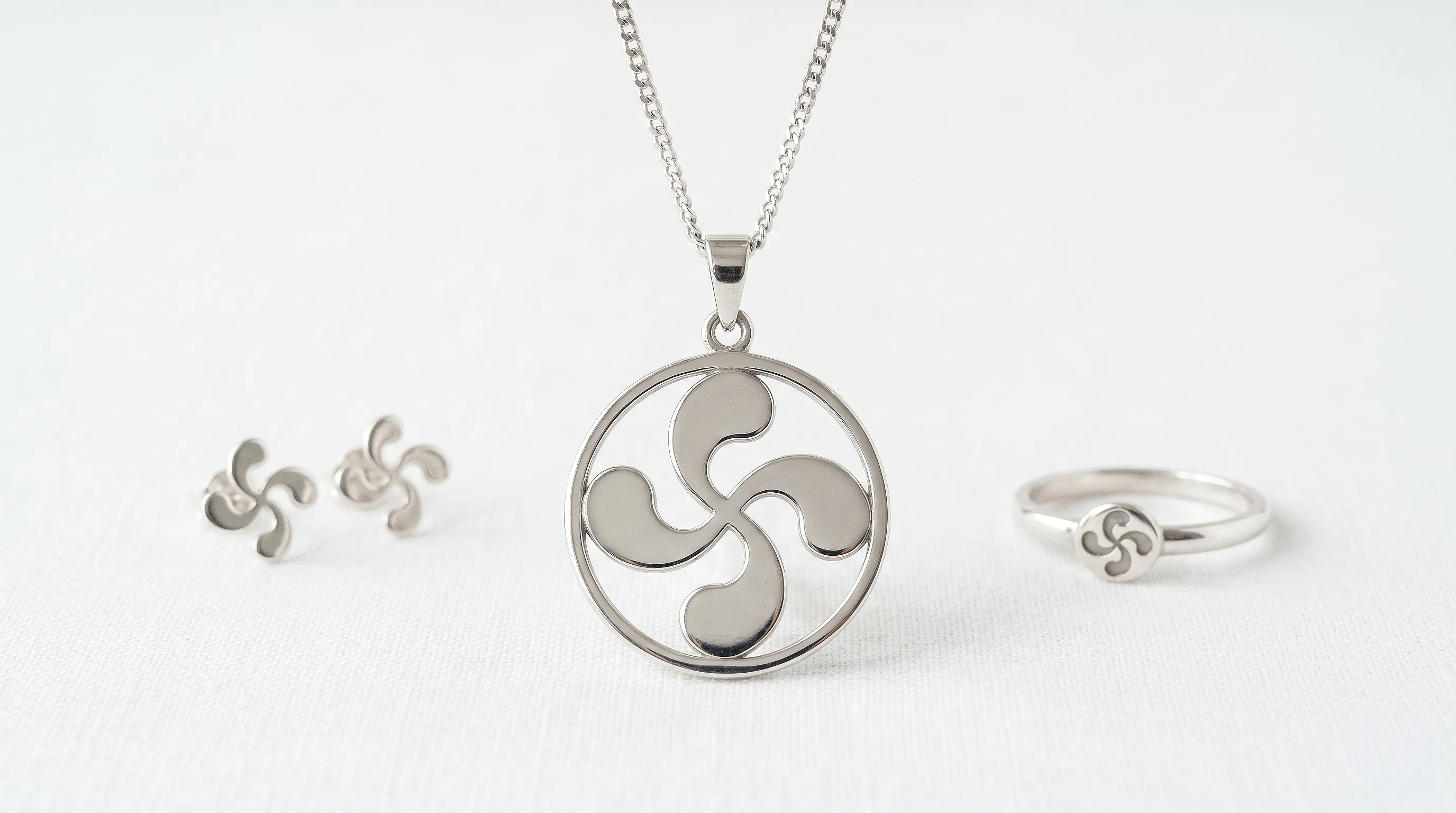 Lauburu nei gioielli: il simbolo basco dei quattro elementi e della protezione della casa