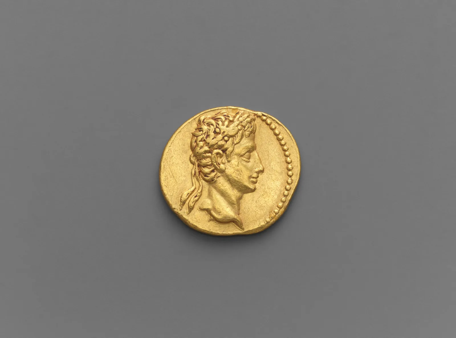 Goldener Aureus des Augustus aus den Jahren 20 bis 19 v. Chr. mit dem Profil des Kaisers im Lorbeerkranz