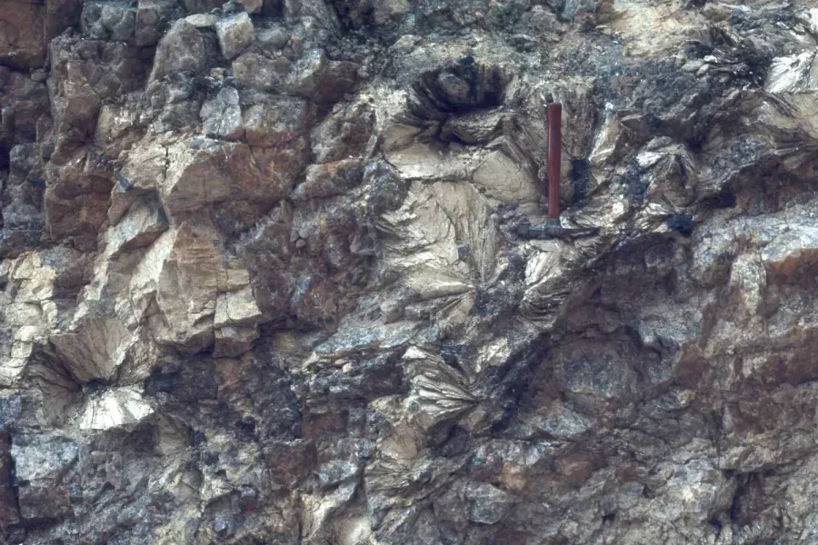 Lépidolite : la pierre lilas au lithium, son histoire, son calme et ses bijoux