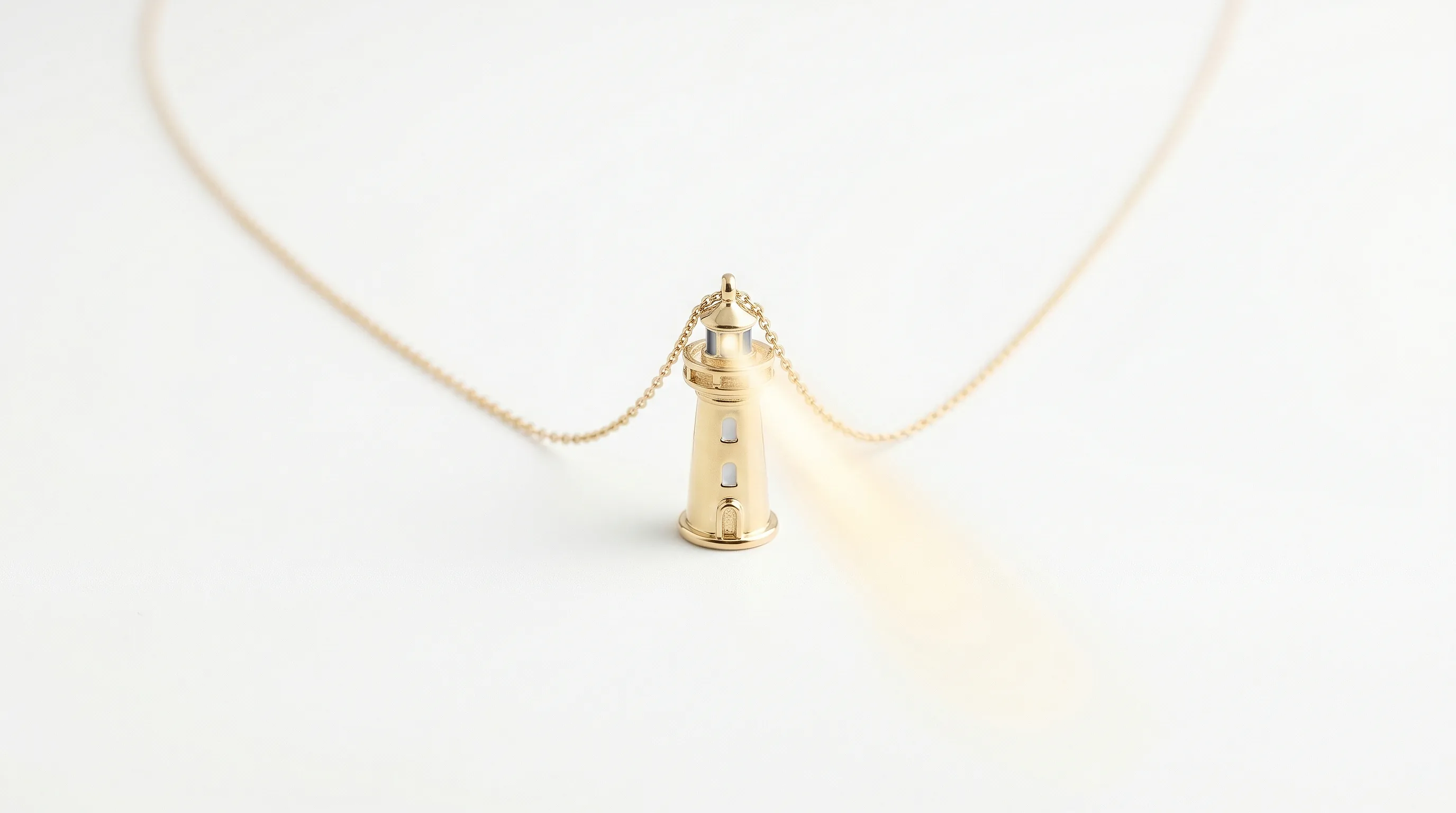 Маяк в украшениях: значение символа света и направления