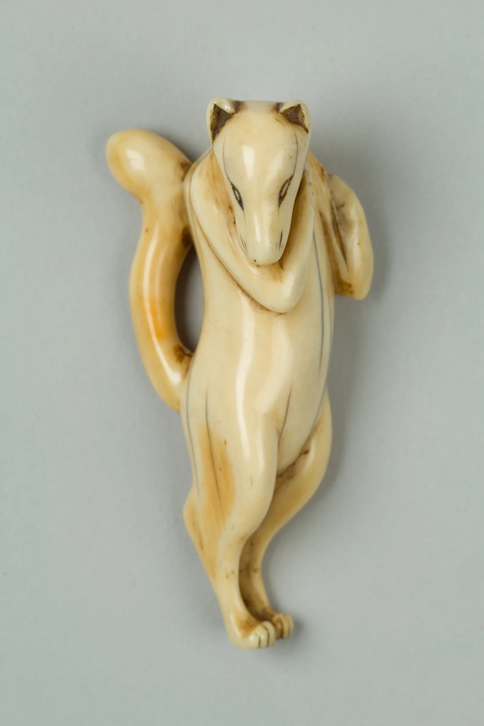 Netsuke giapponese del XIX secolo in avorio a forma di volpe accovacciata