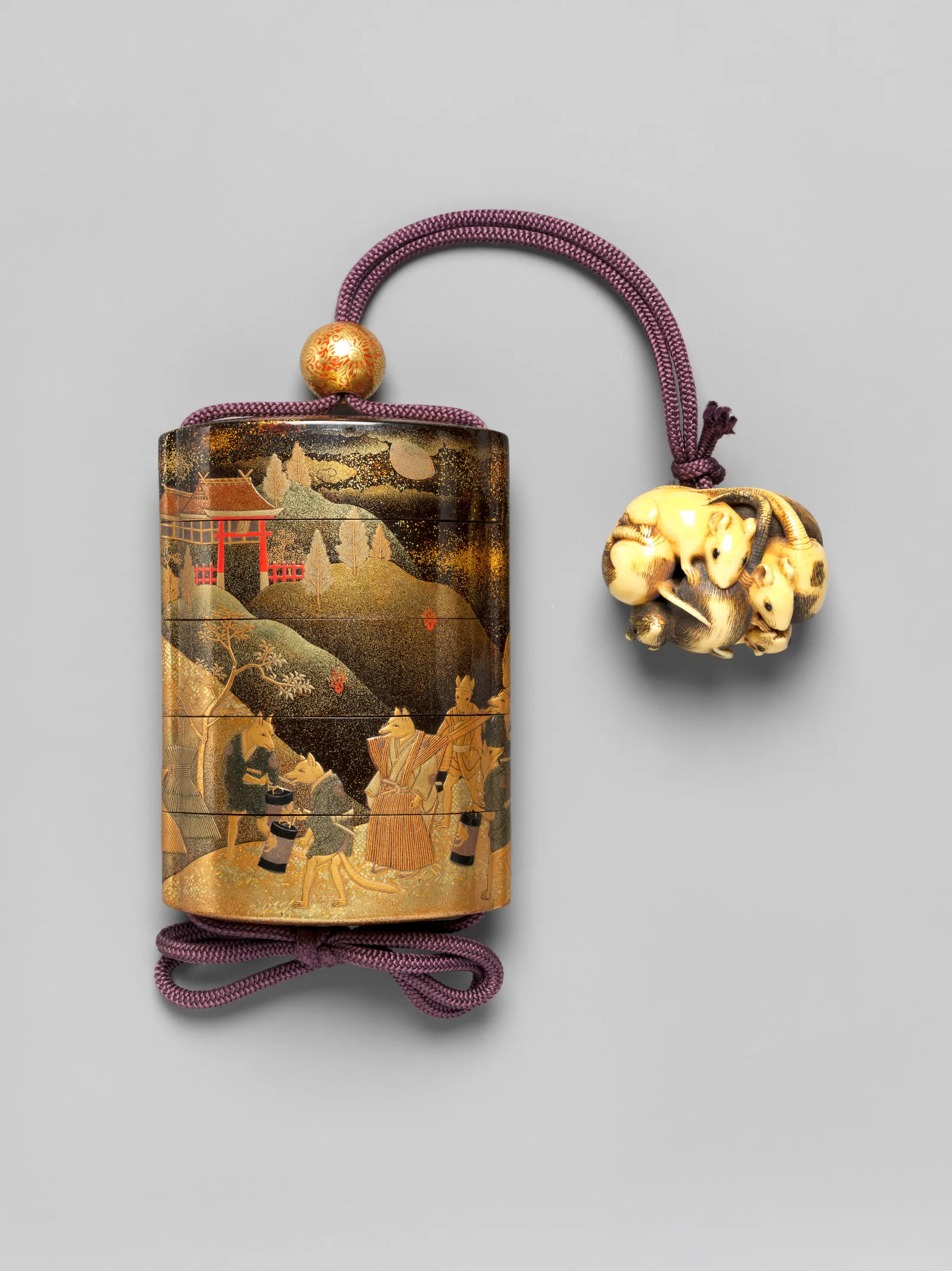 Inro laccato giapponese del XVIII-XIX secolo con decorazione dorata delle nozze della volpe