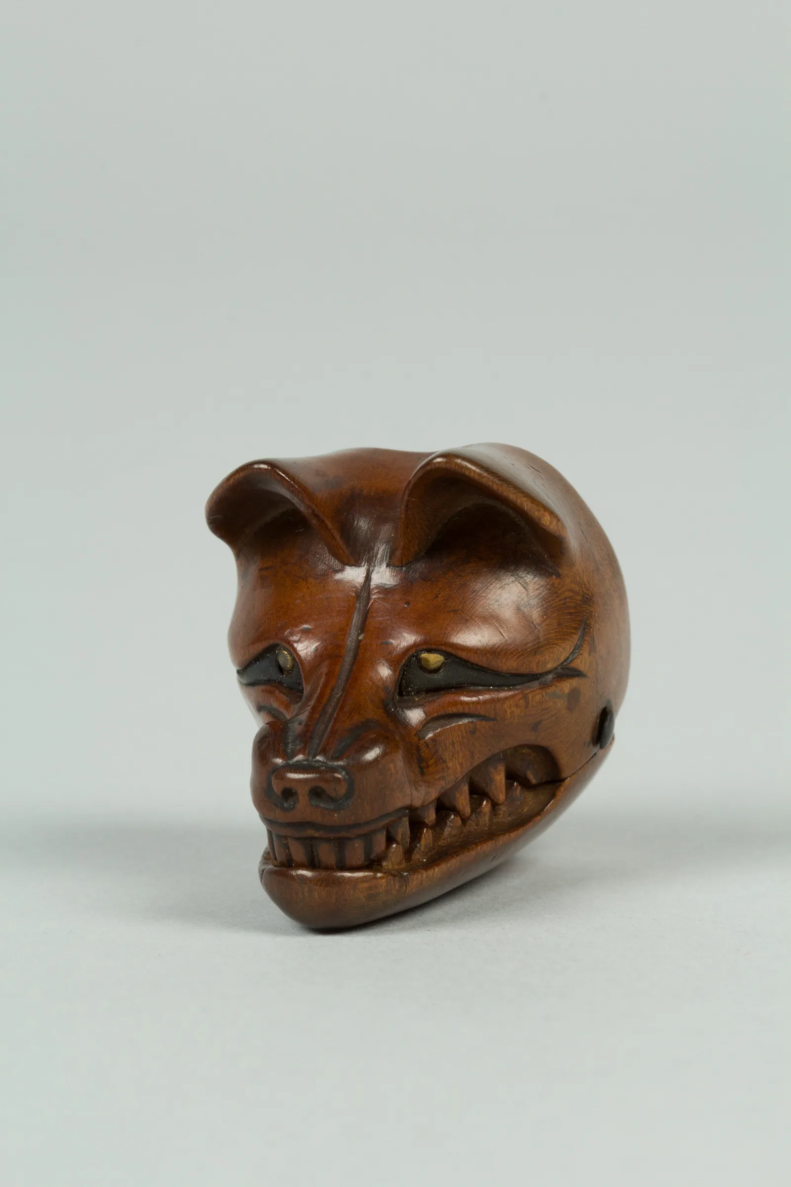 Netsuke in legno a forma di maschera di volpe con mascella mobile