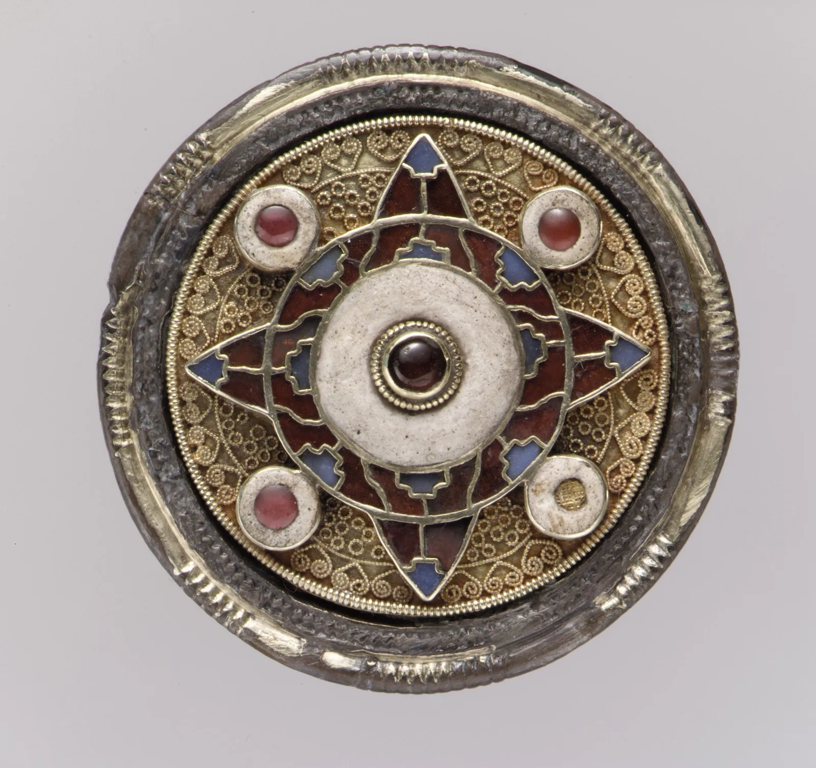 Scheibenfibel aus Gold mit Granaten, Glas und Niello, germanischer Tierstil des 7. Jahrhunderts