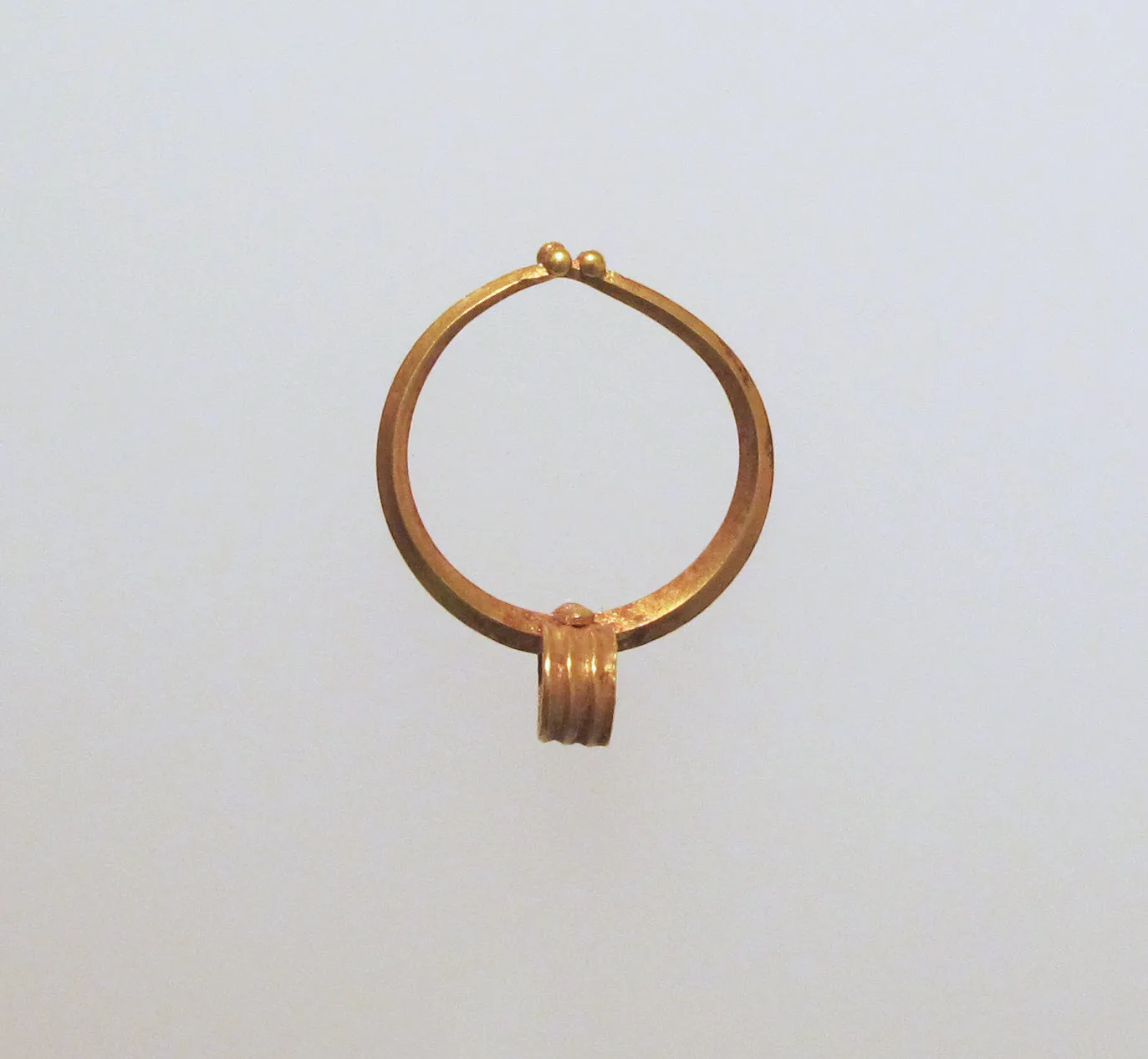 Gold pendant in the form of a narrow crescent with sharp horns, Cypriot work