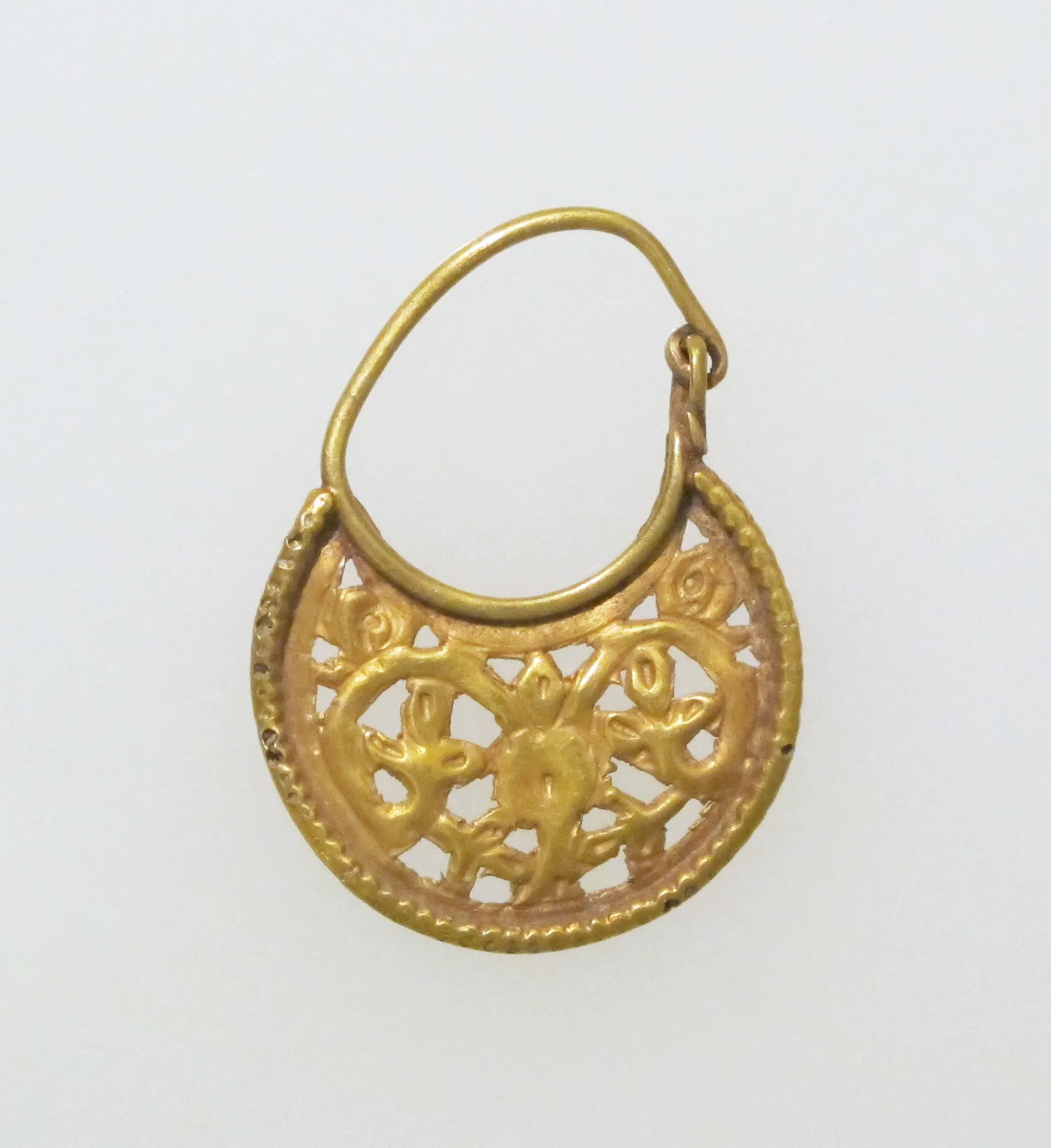 Gold earring in the form of a crescent with scrolls, Byzantine work of the 6th to 7th century