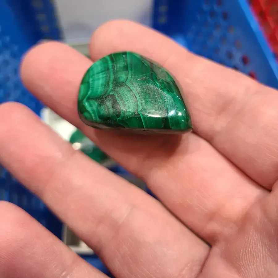 La malachite en bijoux : la pierre verte du cuivre, histoire et entretien