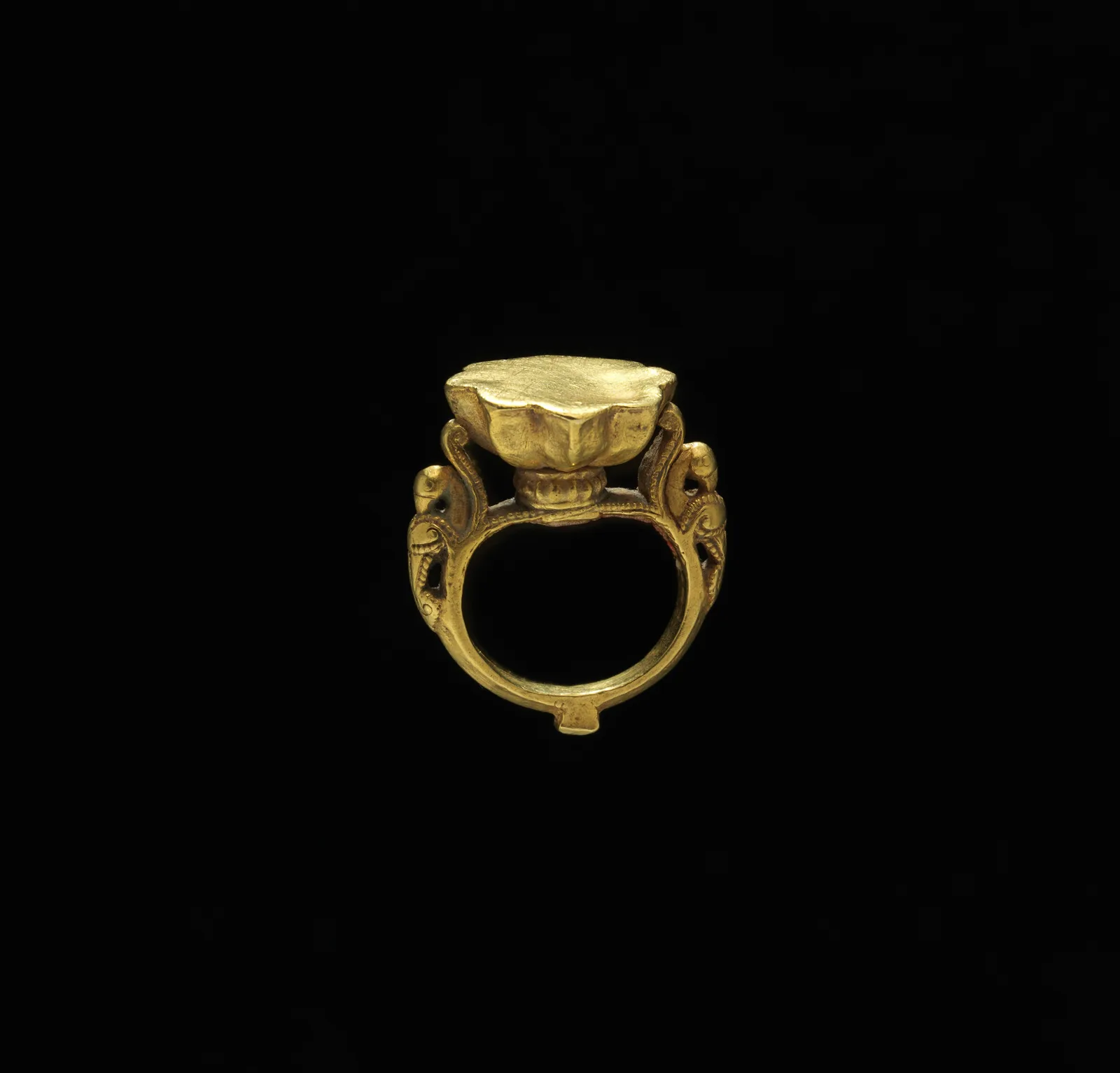 Ancienne bague en or, anneau lisse en métal massif