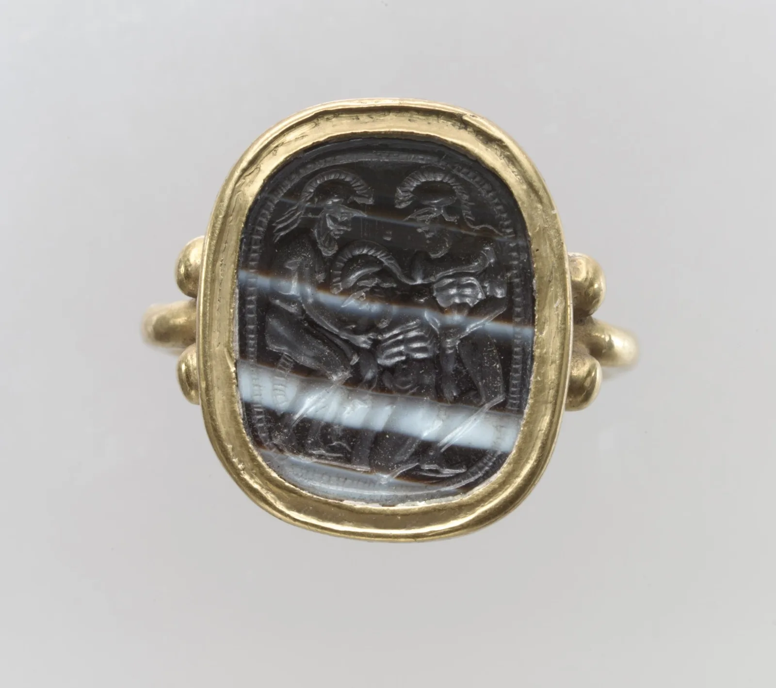 Ancienne bague en or avec une pierre tendre translucide sertie