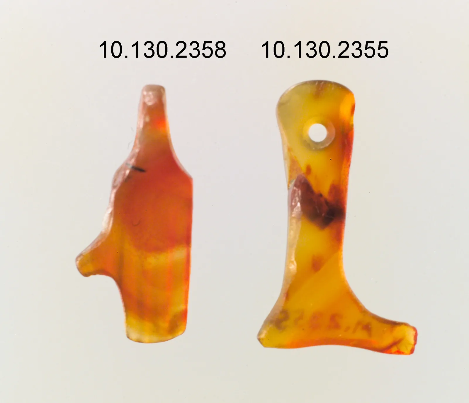 Altägyptisches Amulett in Form einer Hand