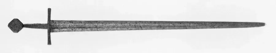 Spada europea del XIV secolo con guardia diritta e pomo