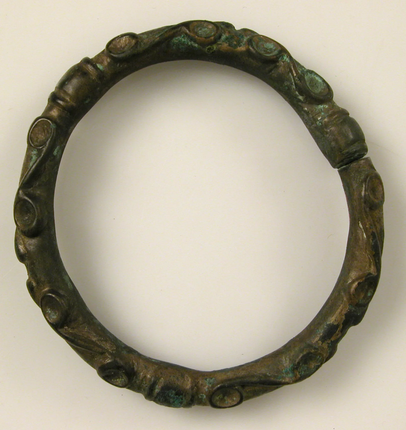 Bracciale celtico in lega di rame con motivo a spirale, II secolo avanti Cristo