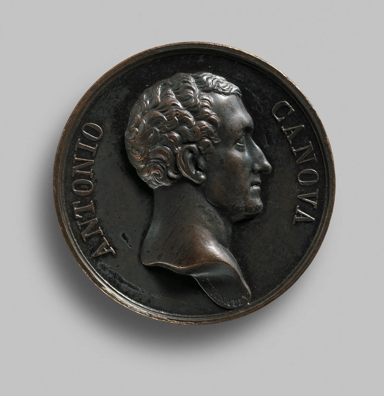 Médaille de portrait en bronze avec le profil d'un homme, face en relief