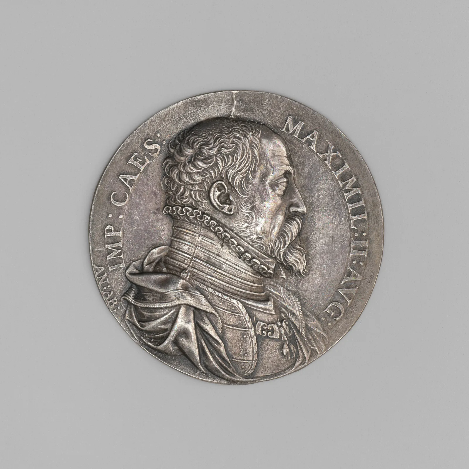 Médaille d'argent au profil d'un souverain, noble éclat blanc du métal