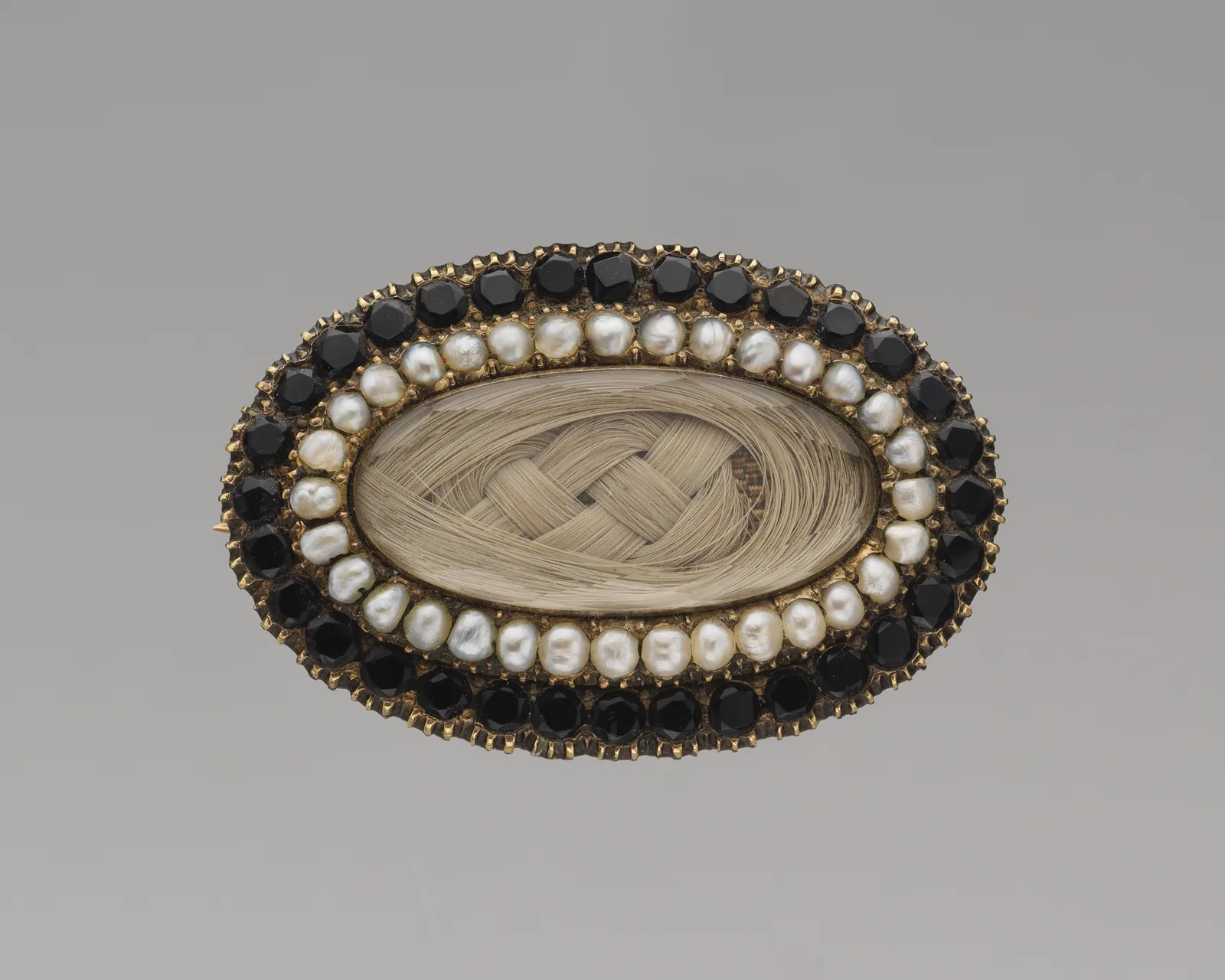 Broche de mémoire vers 1850 : jais, perles et cheveux tressés