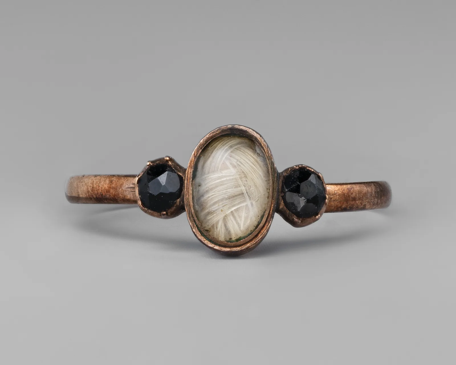 Mourning ring, 1770-1830: gold, jet and hair under glass