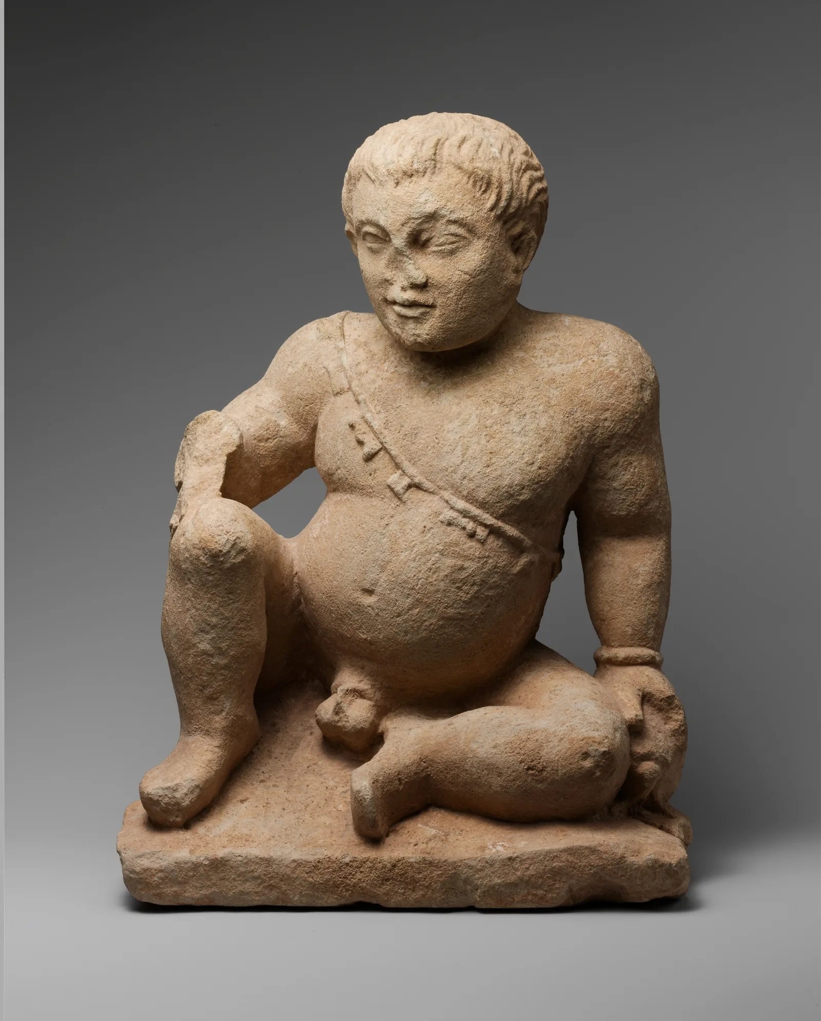 Votive Statuette eines sitzenden Knaben aus Kalkstein, zyprische Arbeit