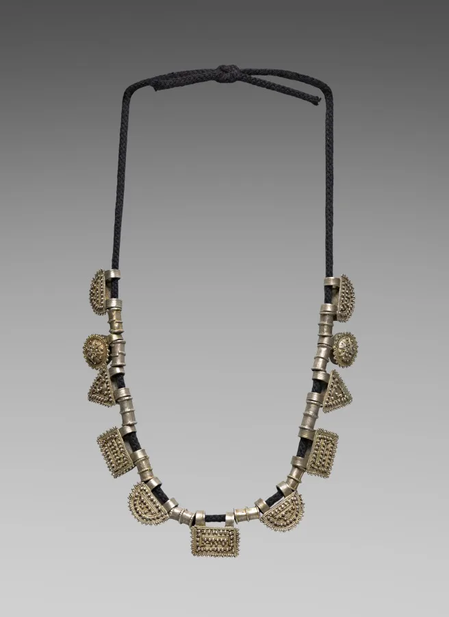Collar con colgantes amuleto