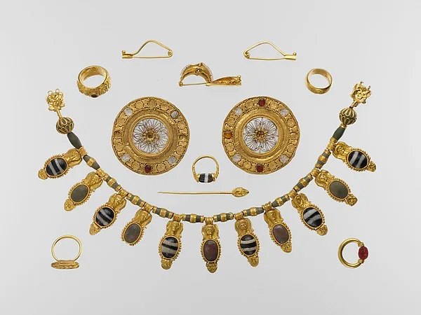 Ein Schmuckset mit natürlichen Steinen