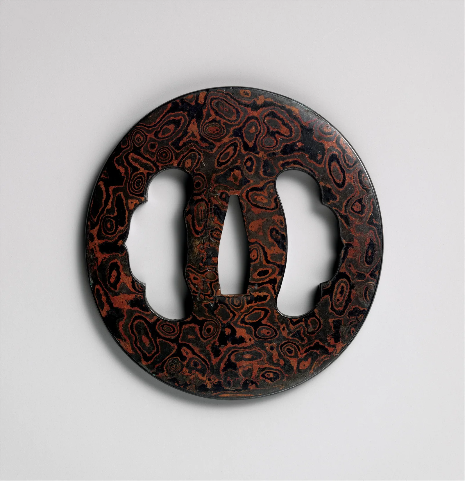 Japanische Tsuba (Stichblatt) aus geschichtetem Mokume-gane-Metall mit Holzmaserung