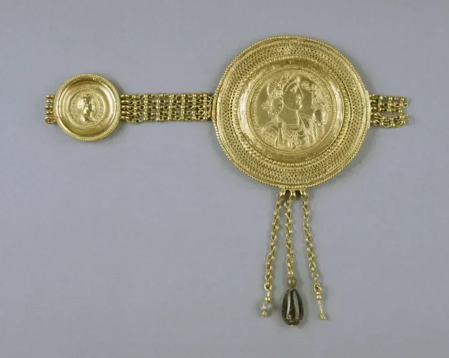 Byzantinisches Gürtelteil mit Goldmedaillons des Constantius II. und der Faustina, spätes viertes Jahrhundert