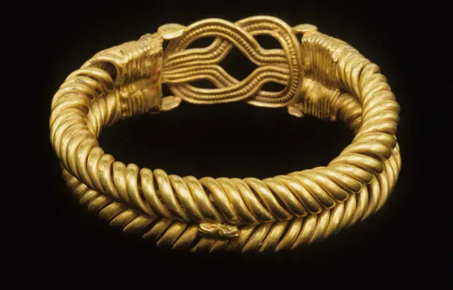 Roemisches Goldarmband mit spiralig gedrehten Draehten und Herakles-Knoten in der Mitte, 2. Jahrhundert n. Chr.