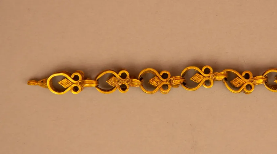 Oro laminato (gold filled): perché dura decenni mentre la placcatura sparisce in un anno