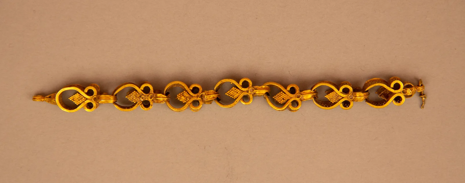 Antica catena d'oro con intreccio fitto delle maglie