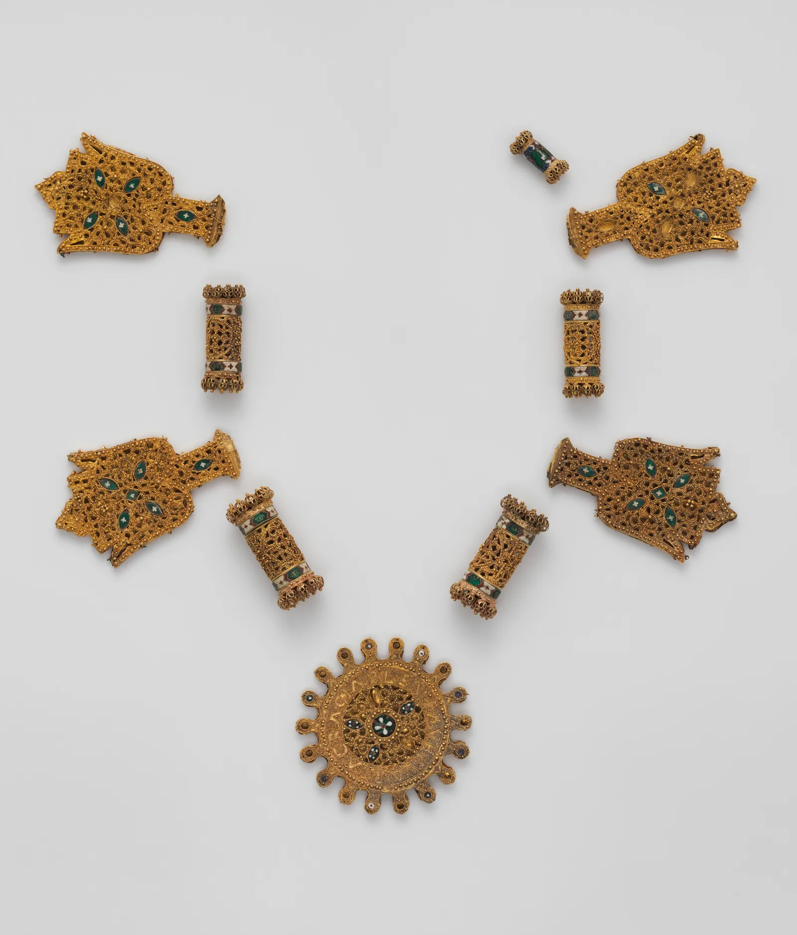 Éléments de collier en or à émail cloisonné, Espagne, fin du quinzième ou seizième siècle