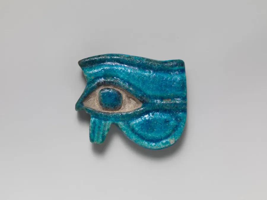Египетский амулет Око Гора (уджат) из фаянса, около 1090-900 годов до н. э.