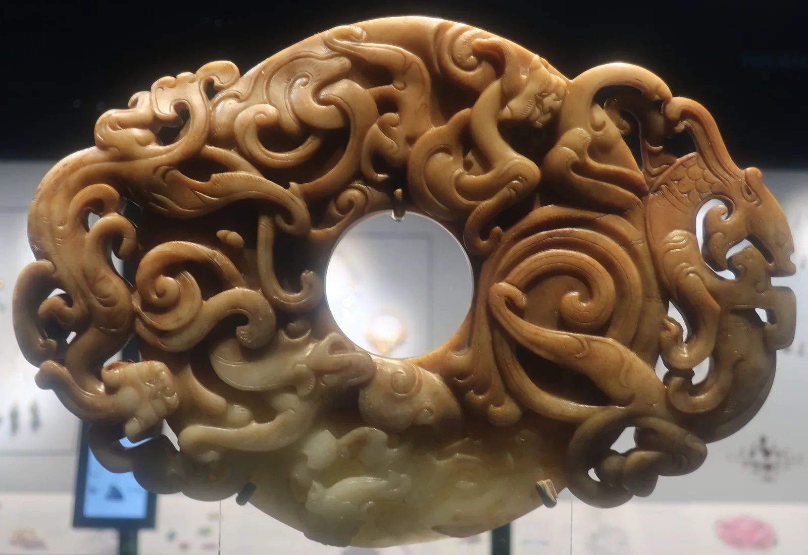 Nephrite: the stone tougher than steel, properties and types