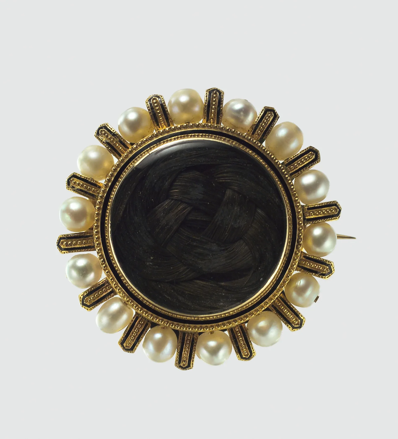 Broche commémorative en or avec émail noir, perles et mèche de cheveux tressée à l'intérieur, 1868