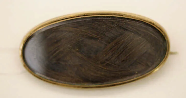 Broche sentimentale du dix-neuvième siècle avec mèche de cheveux tressée sous verre dans une monture en or, 1847