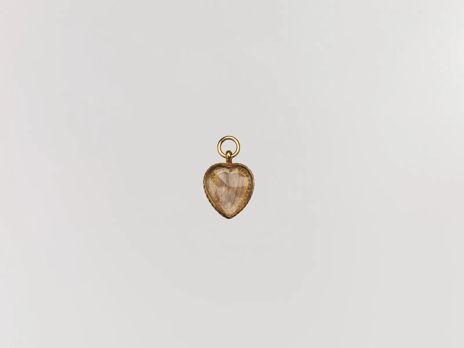 Médaillon en or en forme de cœur avec mèche de cheveux sous cristal de roche, 1706