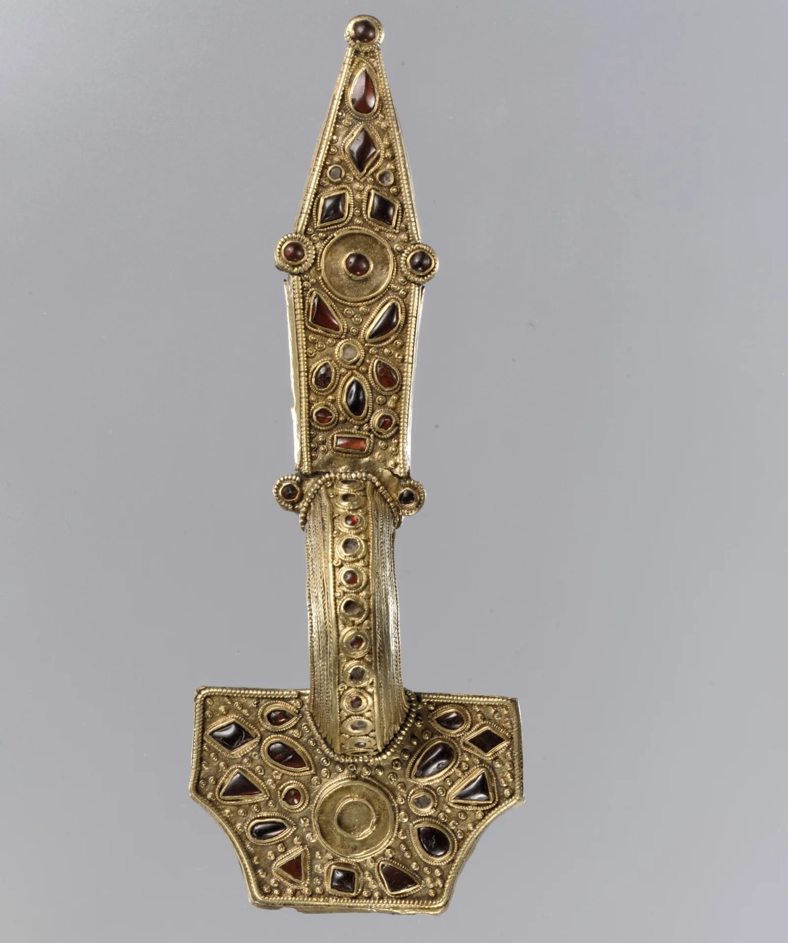 Fibula ad arco germanica orientale in argento con lamina d'oro e granati, gioiello dell'epoca delle migrazioni