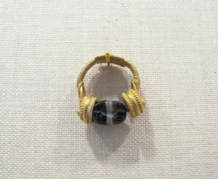 Bague-sceau pivotante en or antique, scarabée en agate rubanée (onyx) noir et blanc