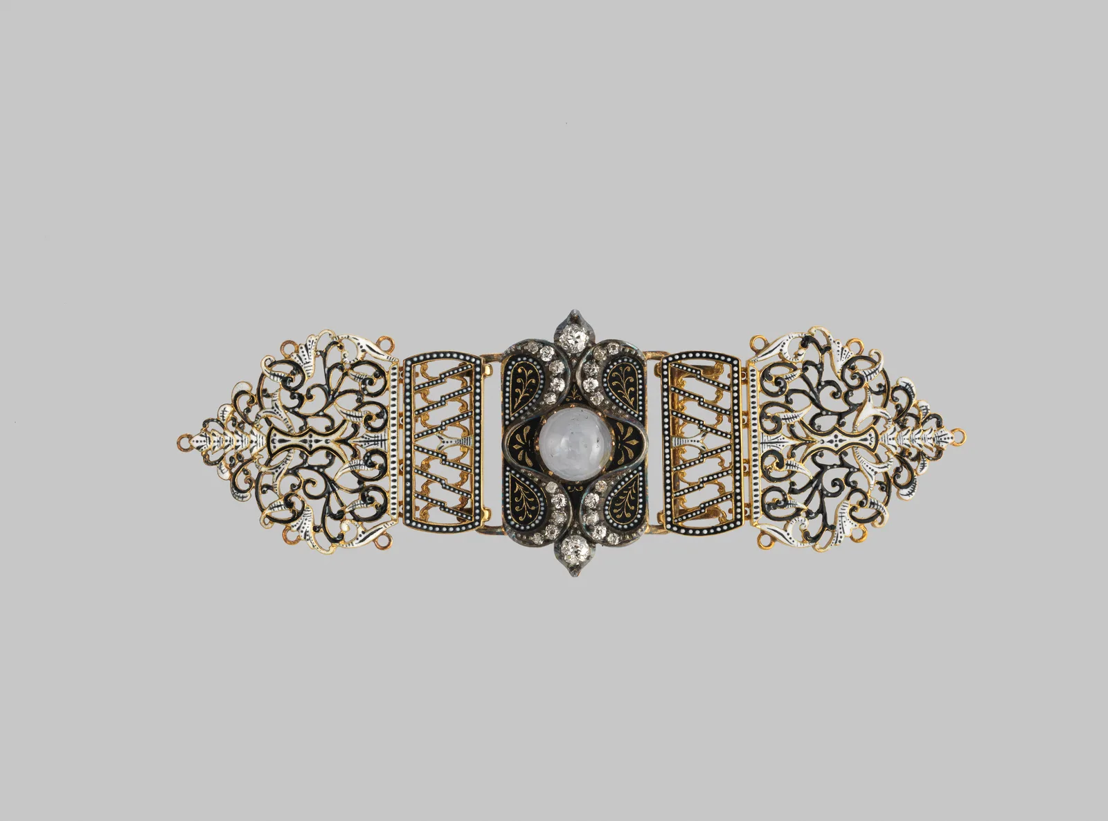 Goldene Schnalle mit großem Sternsaphir und Diamanten, um 1900