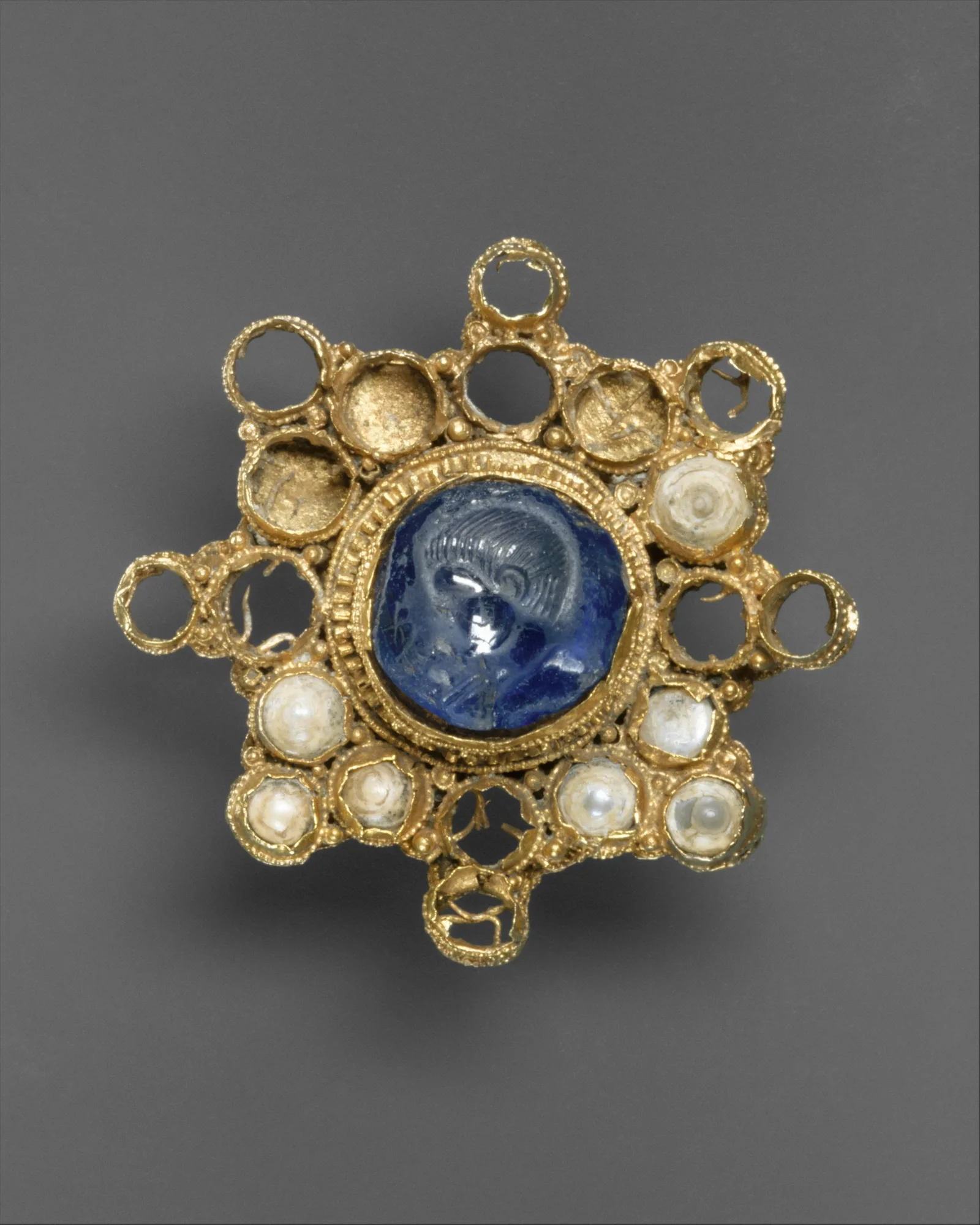 Mittelalterliche goldene Brosche mit großem Sternsaphir und Perlen, 10. Jahrhundert