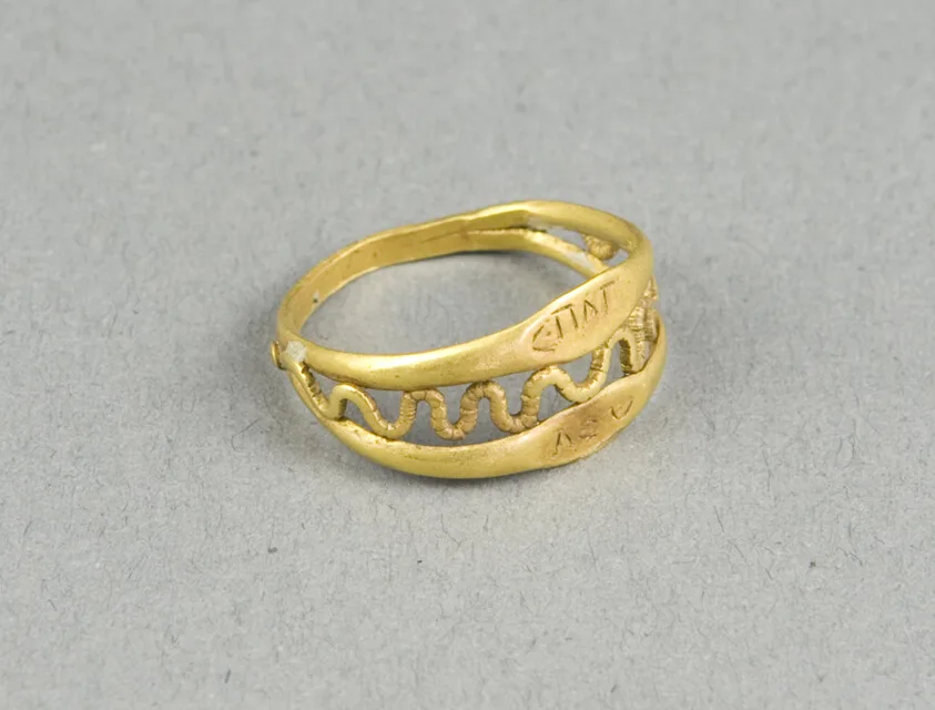 Anillos de pareja: ni alianza ni anillo de compromiso, y justo por eso importan