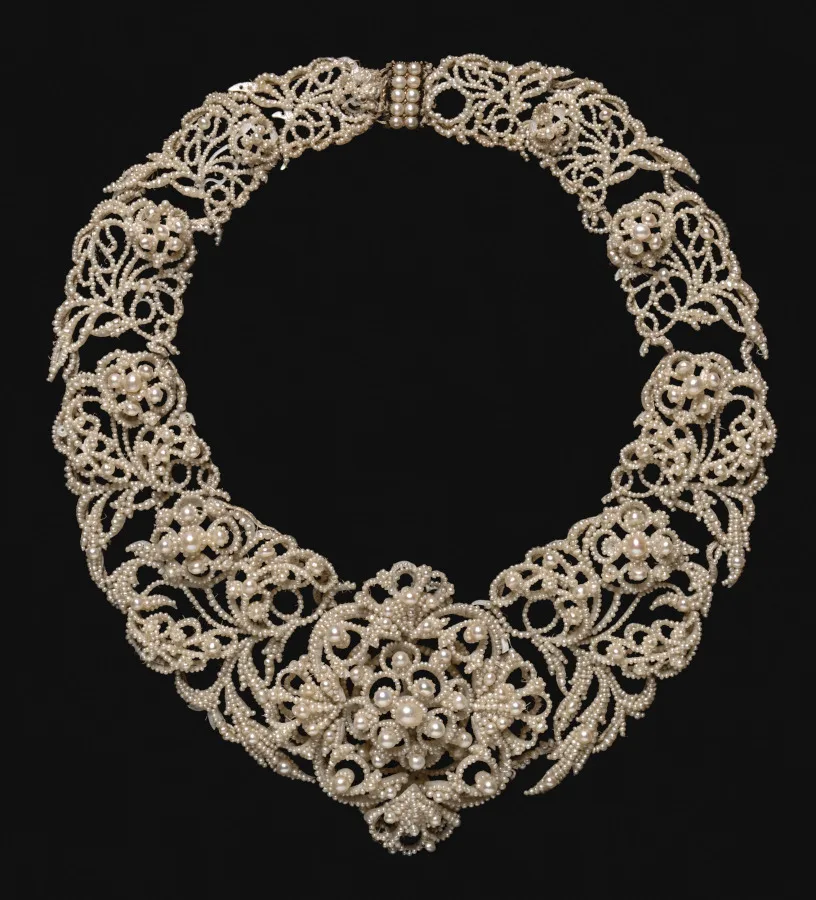 Collana antica di una parure di gioielli coordinata