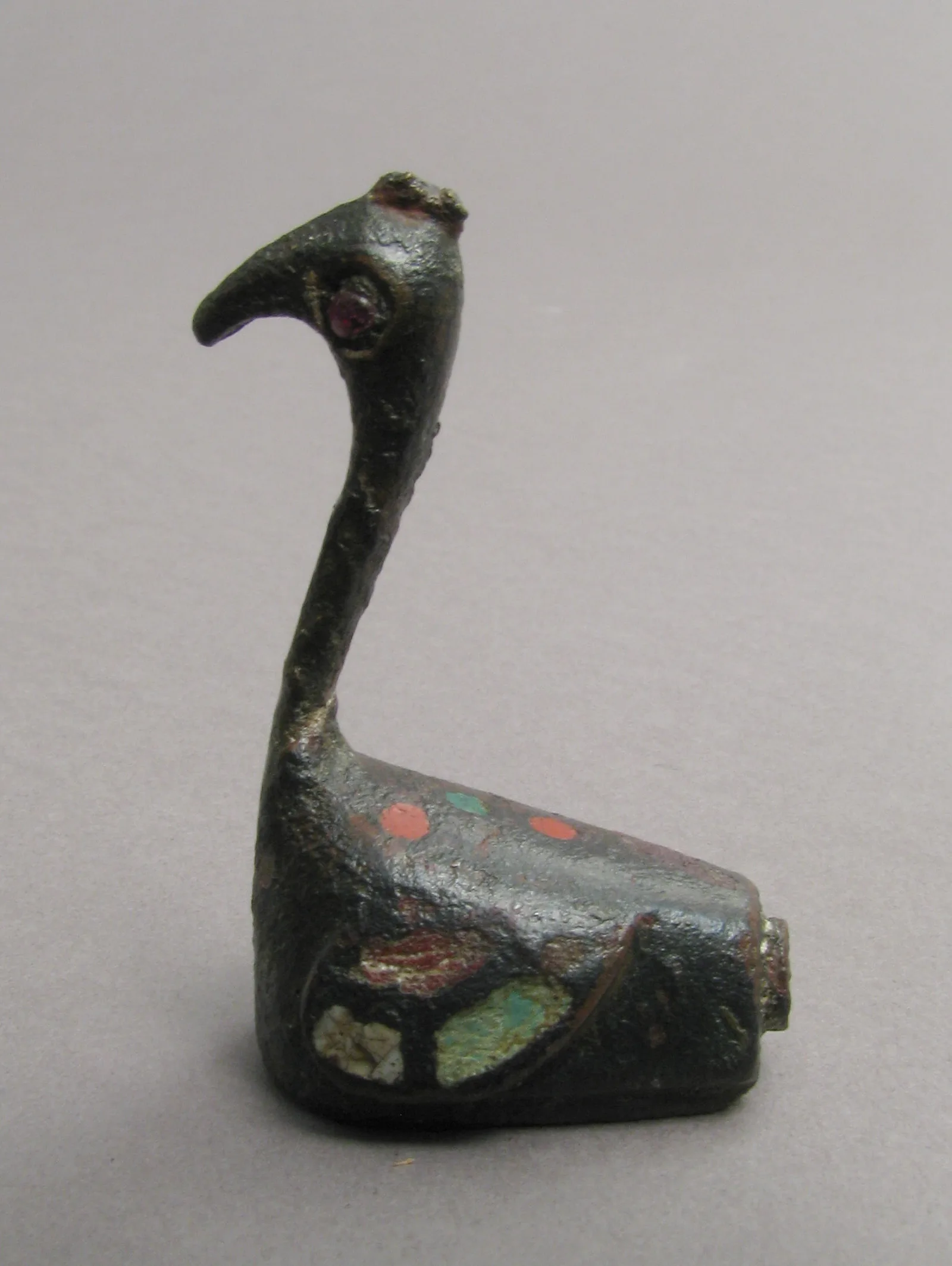 Bronzene Brosche in Pfauenform mit farbigem Zellenschmelz und einem Granat-Cabochon, roemische Arbeit des 2. bis 3. Jahrhunderts