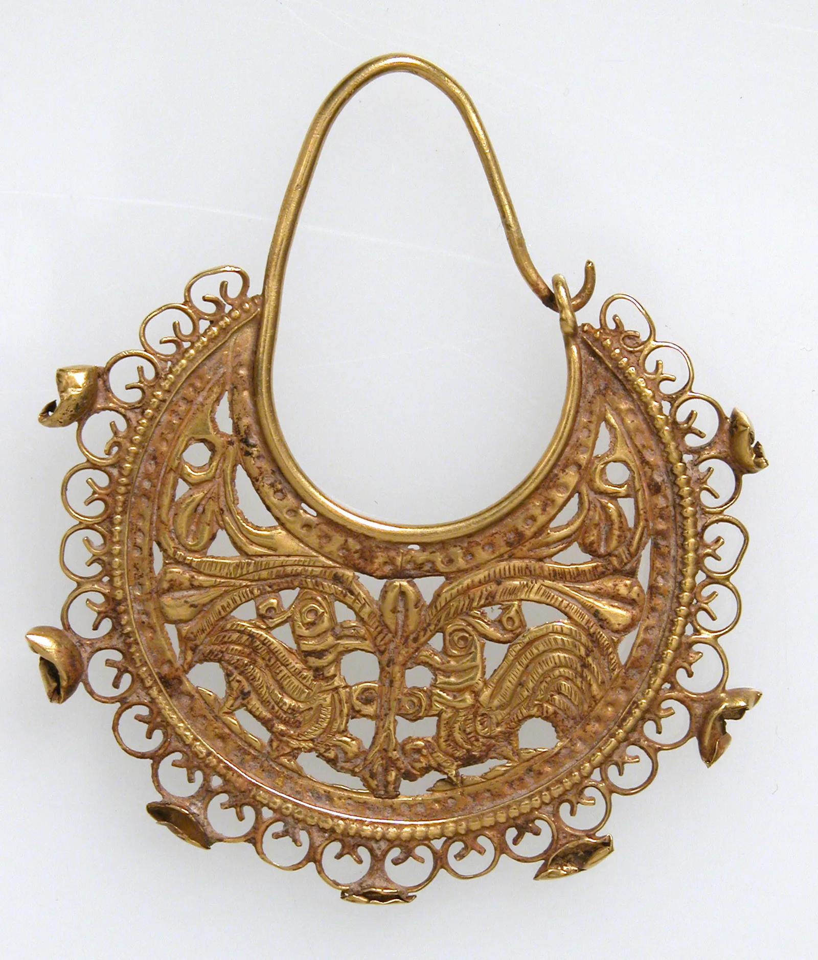 Goldener Ohrring in Halbmondform mit durchbrochenen Figuren zweier Pfauen, byzantinische Arbeit des spaeten 6. bis 7. Jahrhunderts