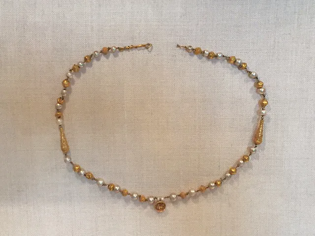Antico filo di perle con dettagli in oro e pendente, manifattura greca antica