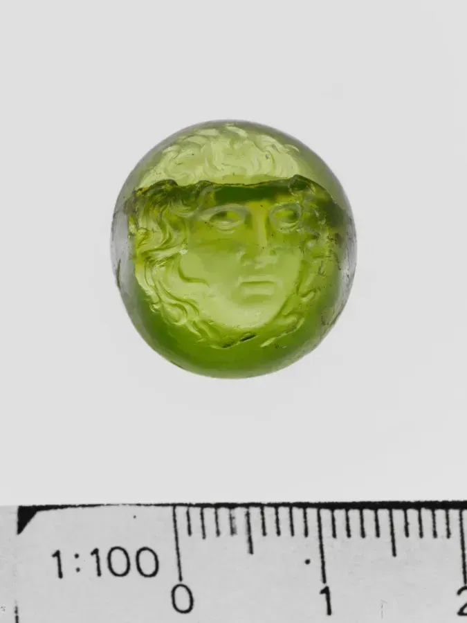 Antike römische Intaglio aus Peridot mit eingraviertem Porträt, gelbgrüner Stein